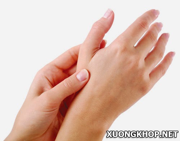 Đau khớp 2 ngón tay cái dấu hiệu điển hình bệnh viêm khớp ngón tay 1