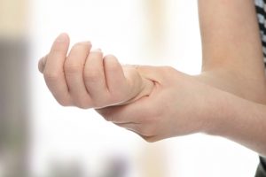 Bấm huyệt chữa đau cổ tay hỗ trợ điều trị bệnh xương khớp hiệu quả
