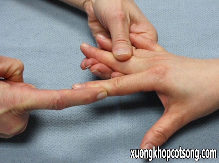 Đau khớp các ngón tay là bị bệnh viêm khớp dạng thấp hay bệnh gout 1