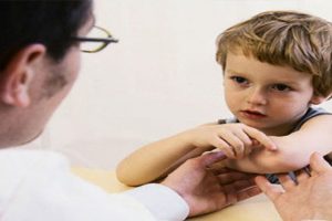 Những dấu hiệu của bệnh viêm khớp trẻ em bố mẹ cần hết sức chú ý